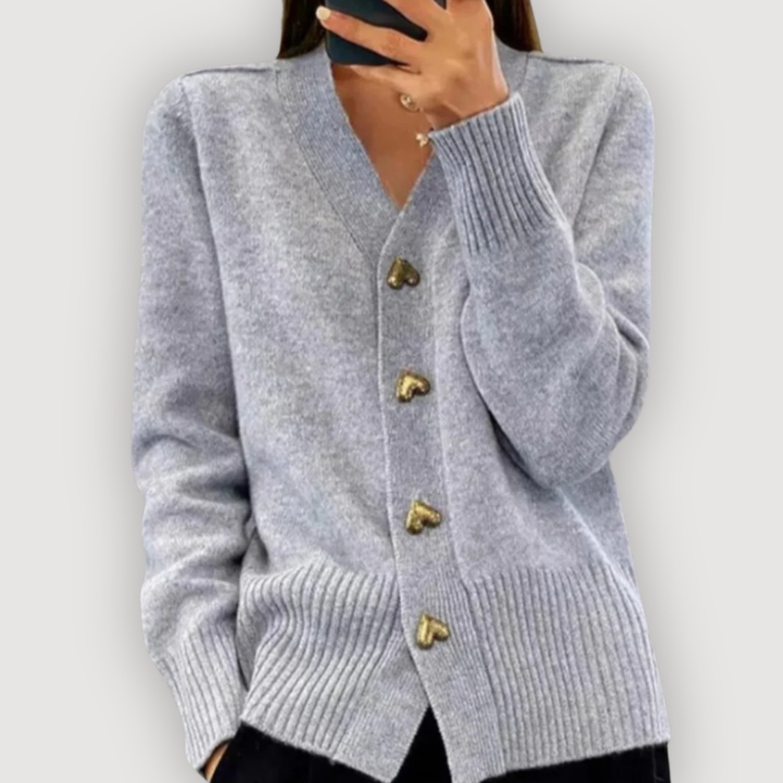 BELLA – STRICKJACKE MIT HERZKNÖPFEN