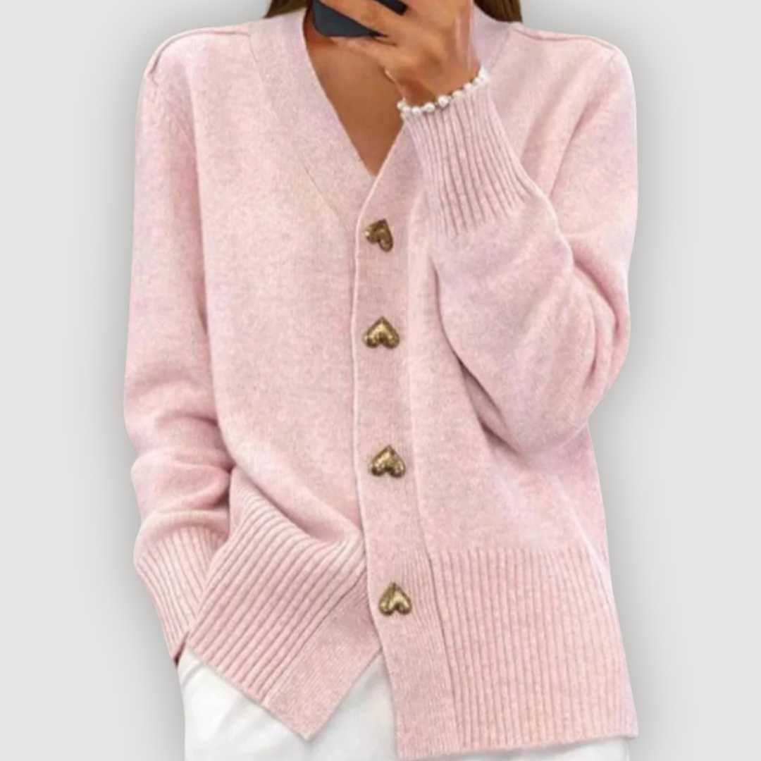 BELLA – STRICKJACKE MIT HERZKNÖPFEN