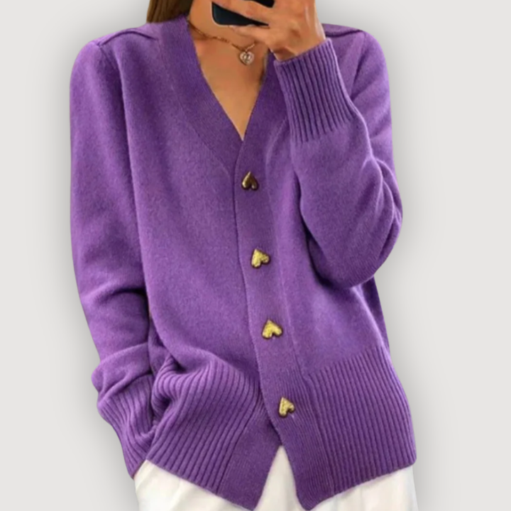 BELLA – STRICKJACKE MIT HERZKNÖPFEN