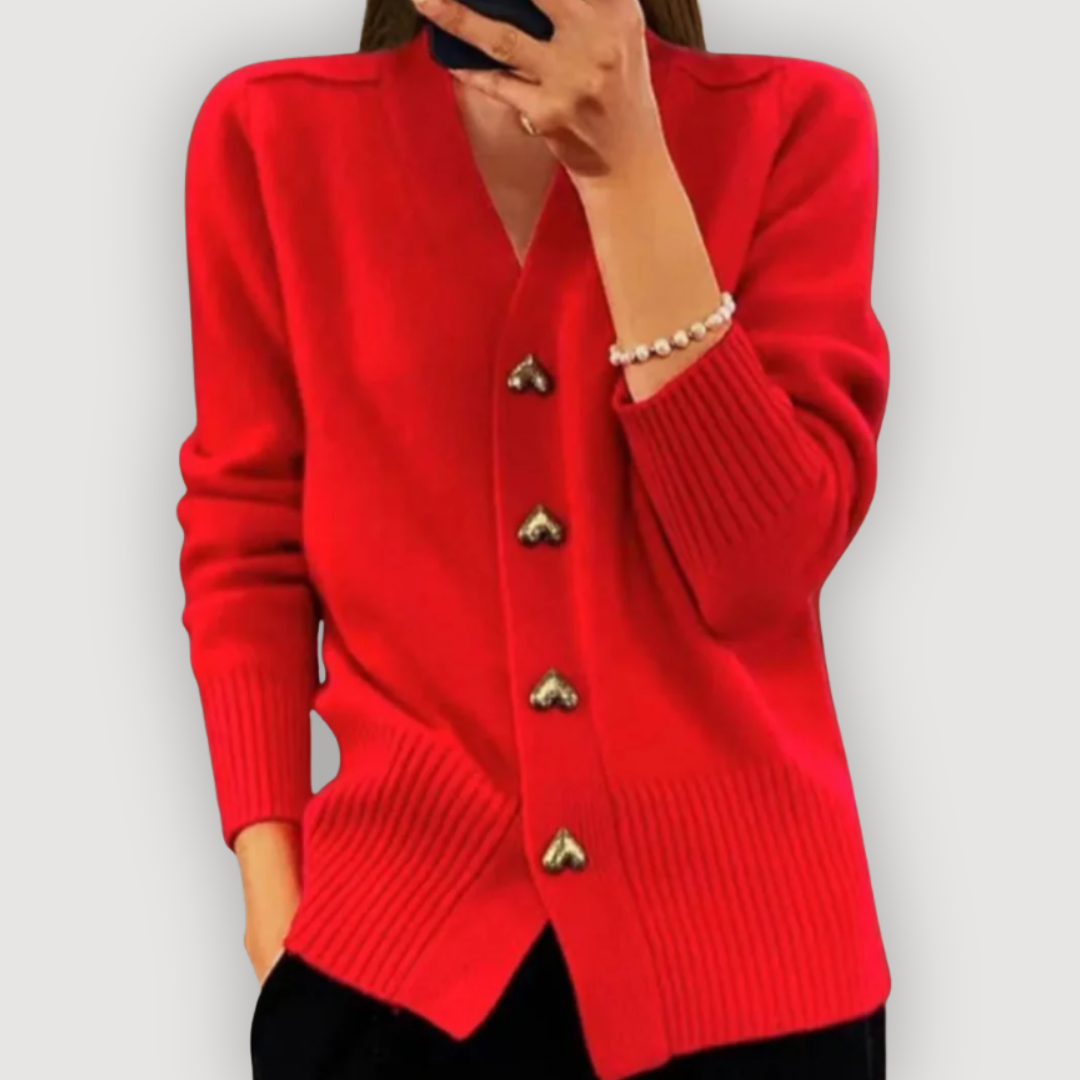 BELLA – STRICKJACKE MIT HERZKNÖPFEN