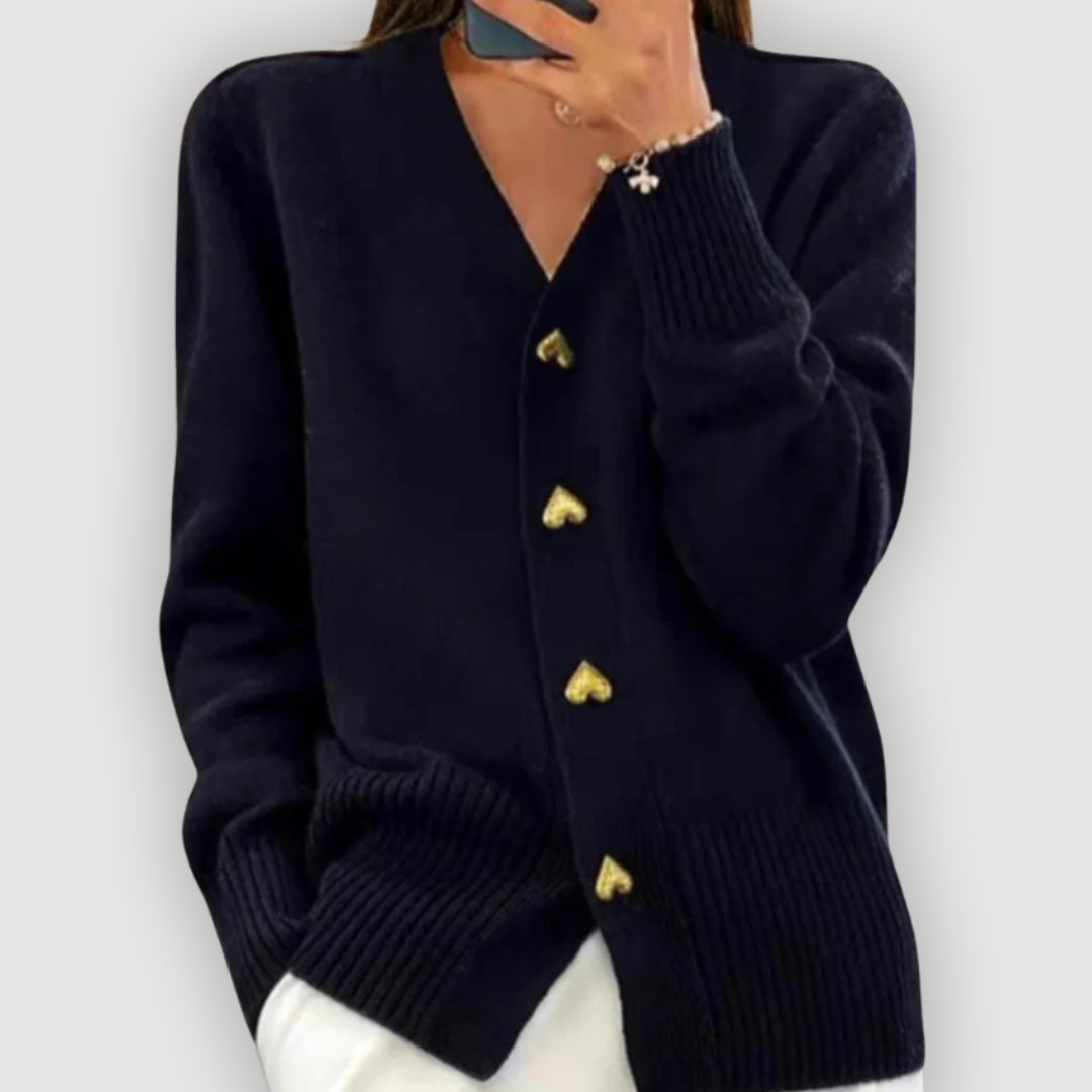 BELLA – STRICKJACKE MIT HERZKNÖPFEN